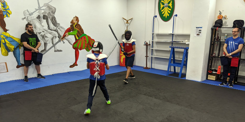 Combate con espadas para menores