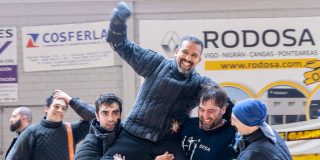 Rodrigo Presa es aupado despu&eacute;s de ganar el Torneo de Redondela de HEMA